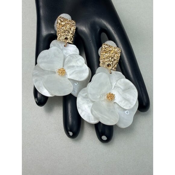 Unbranded Jewelry - Acrylic Mother of Pearl Style Flower Earrings Gold Tone Statement Women Jewelry